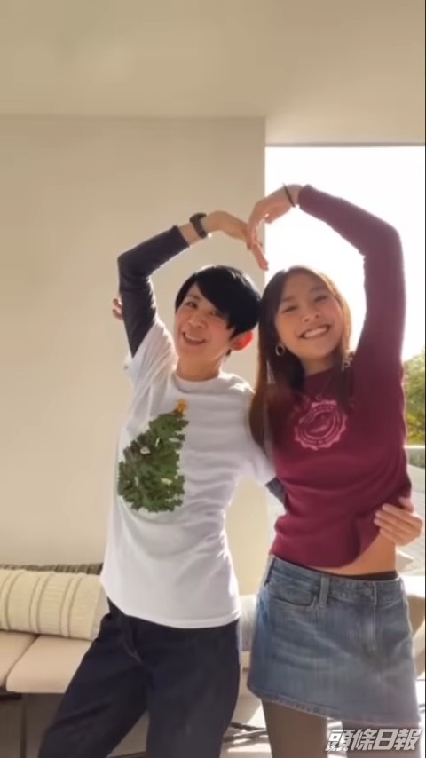 吳君如不小心拉起囡囡件衫，好彩無走光。